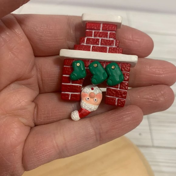 Vintage Hallmark Christmas Santa Peek A Boo Fireplace Brooch - Picture 3 of 6